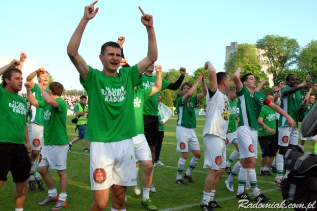 Awans Radomiaka do II ligi - świętowanie na stadionie