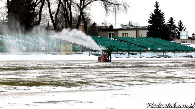 Stadion zwizytowany. Trwa odśnieżanie murawy